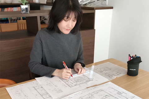 アルハウスでは敷地と向き合い、採光・通風・動線計画など、この土地でしか実現できない暮らしやすさを具現化し、一邸一邸デザインしています。