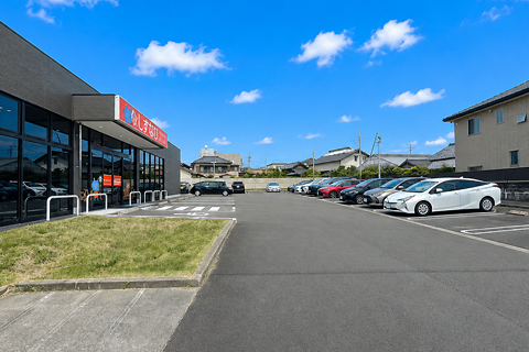店舗には広々とした駐車場も多く完備しておりますので、お車でも安心してお越しいただけます。